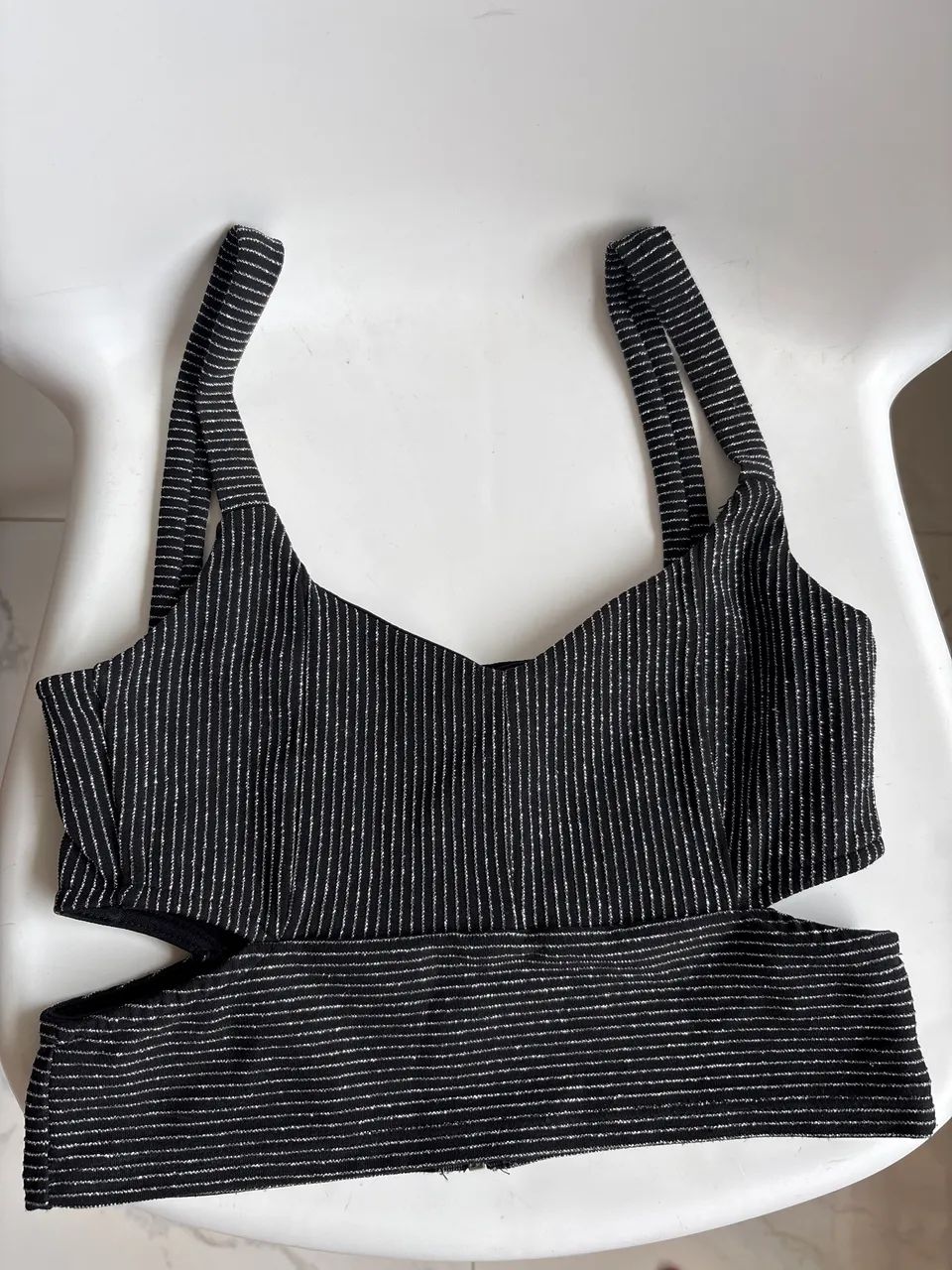 Roupa brilhante com decotes 