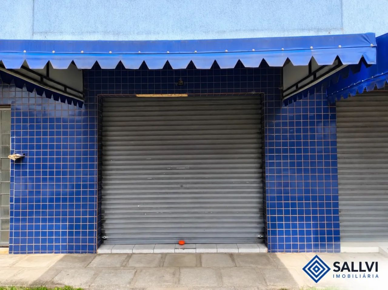 Loja comercial com 55 m², sem condomínio e em rua movimentada