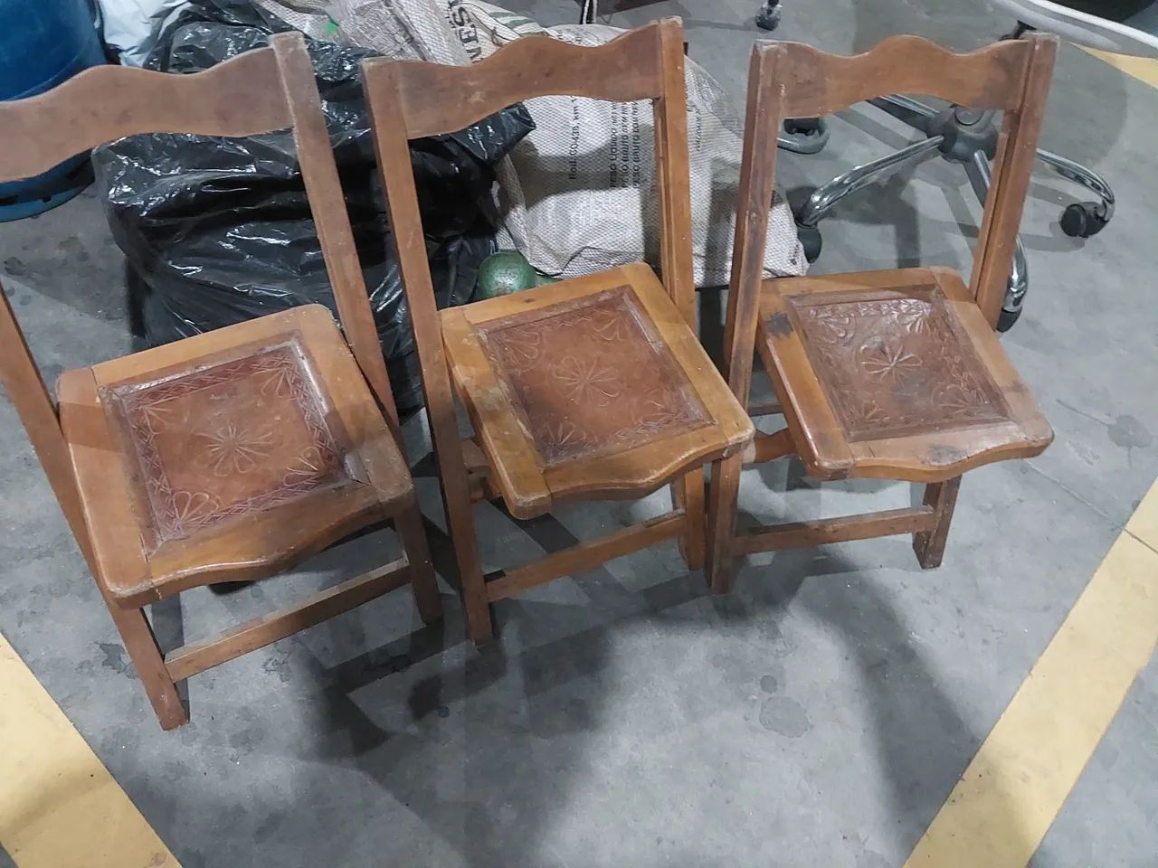 Vendo três cadeiras pra criança 