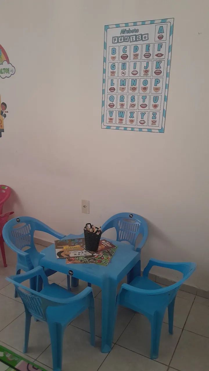 2 conjuntos de mesas com cadeiras azul e rosa infantil - Foto 2