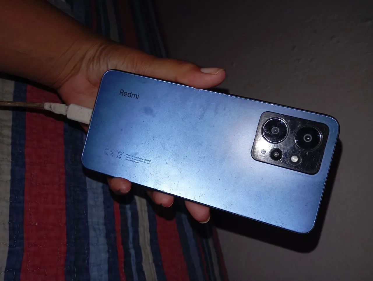Vendo celular com marcas de uso