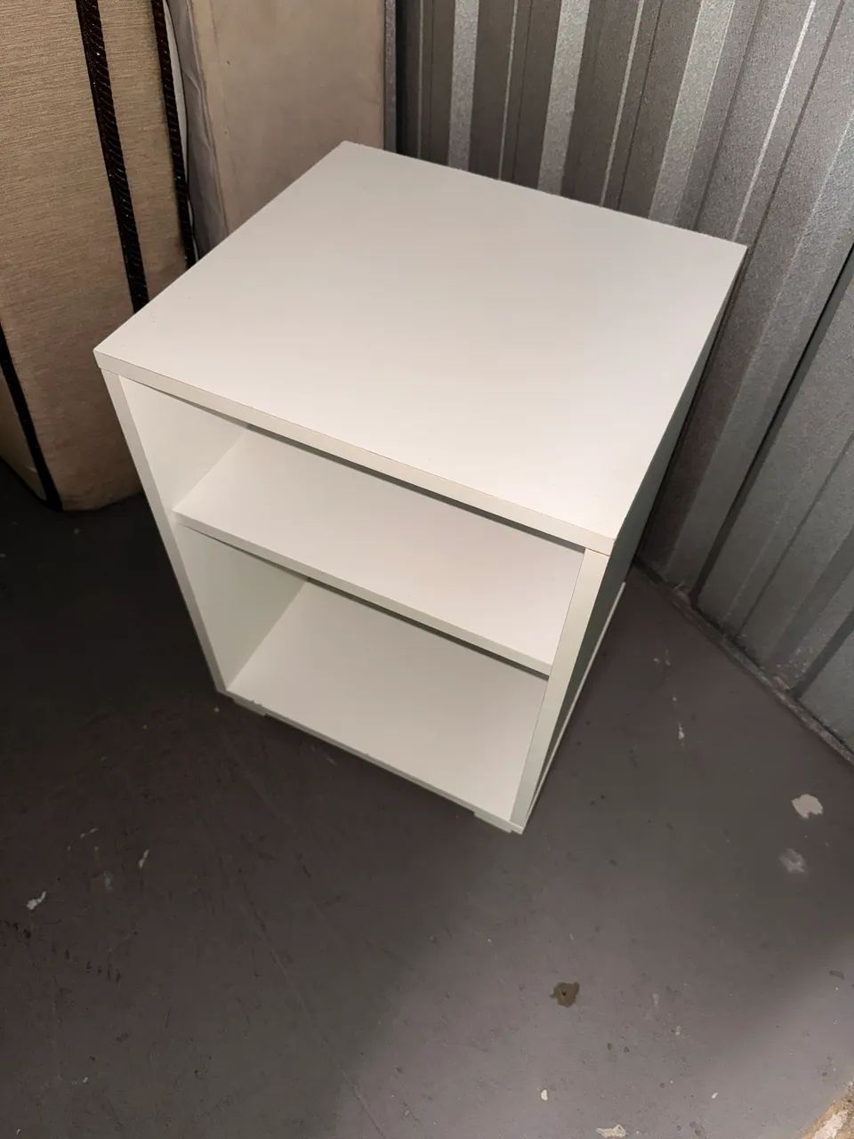 Criado-Mudo / Mesa Lateral Branca com 2 Nichos