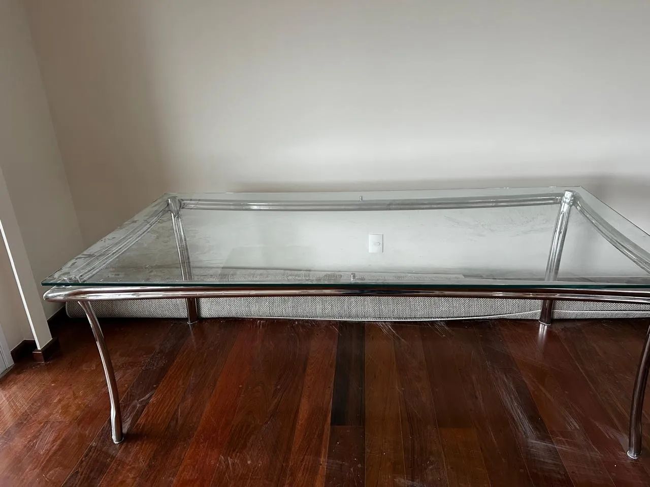 Mesa com tampo de vidro 