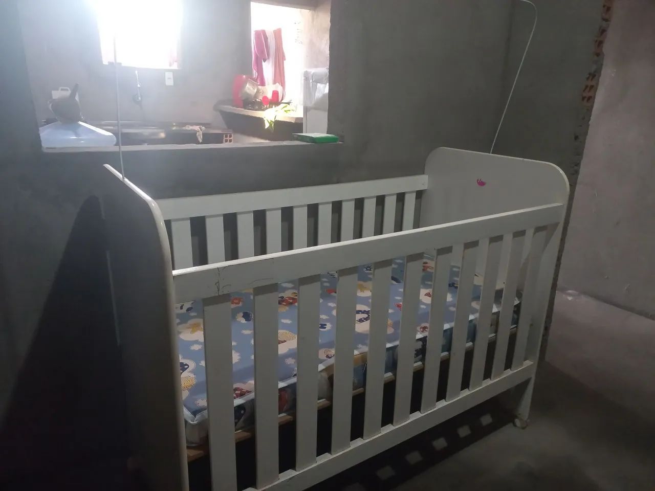 Vendo berço com colchão em bom estado e barato