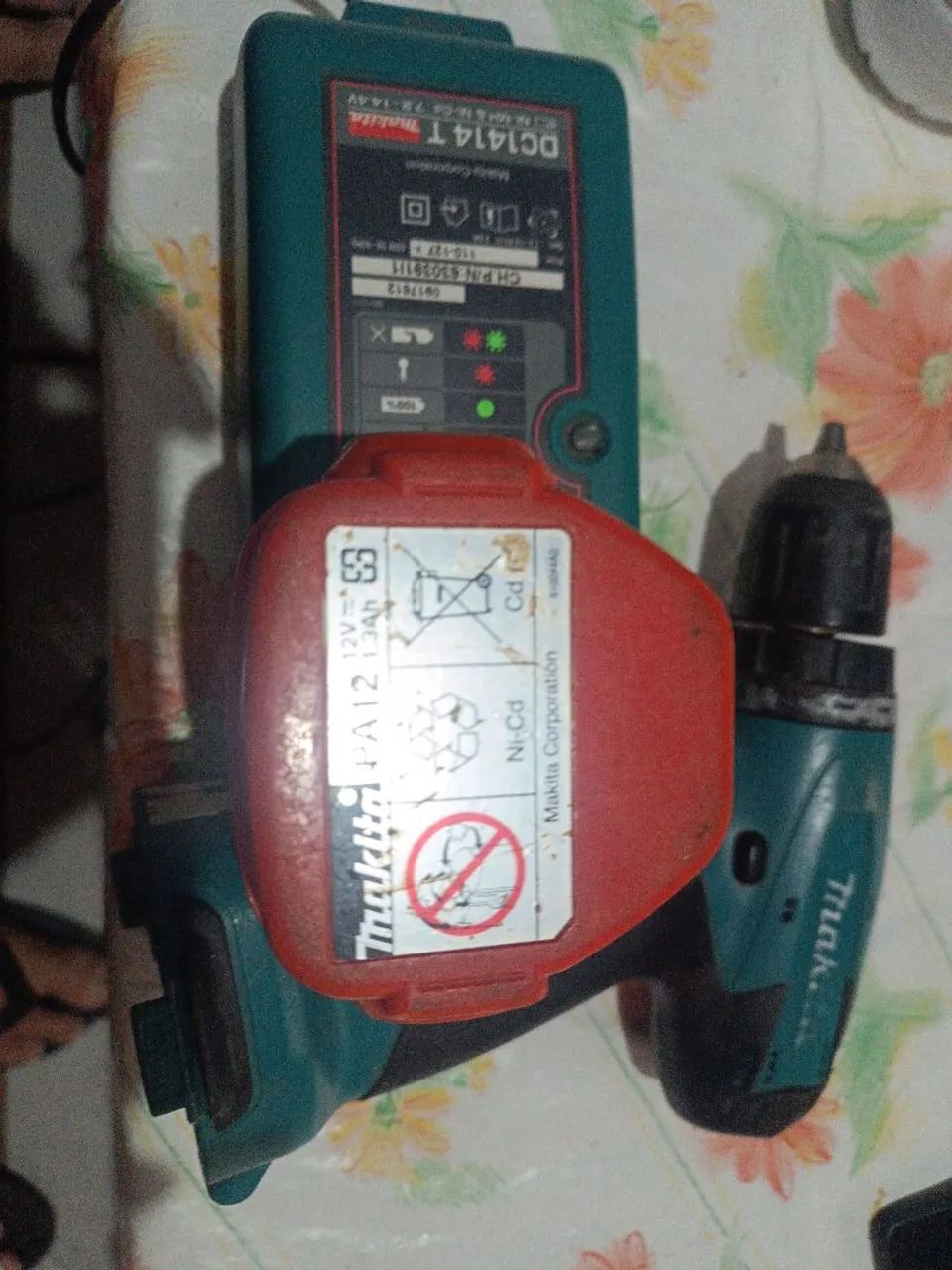 BaixeParafusadeira/Furadeira Makita 12V - Precisa trocar bateria  -Usada<br>Bateria viciada - - Foto 5