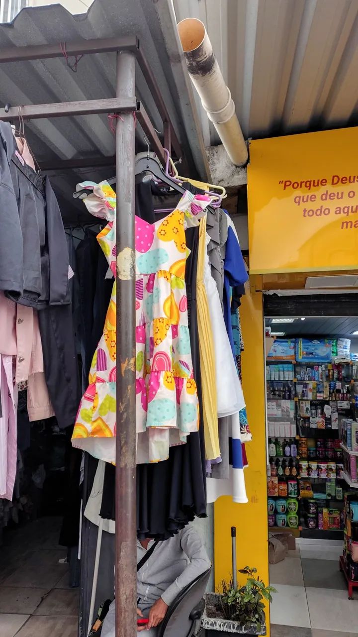 Vendo brechó completo com todas araras e roupas. - Foto 2