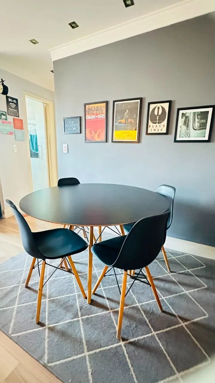 KIT COM 4 CADEIRAS EAMES DSW PRETA BASE MADEIRA - Foto 4