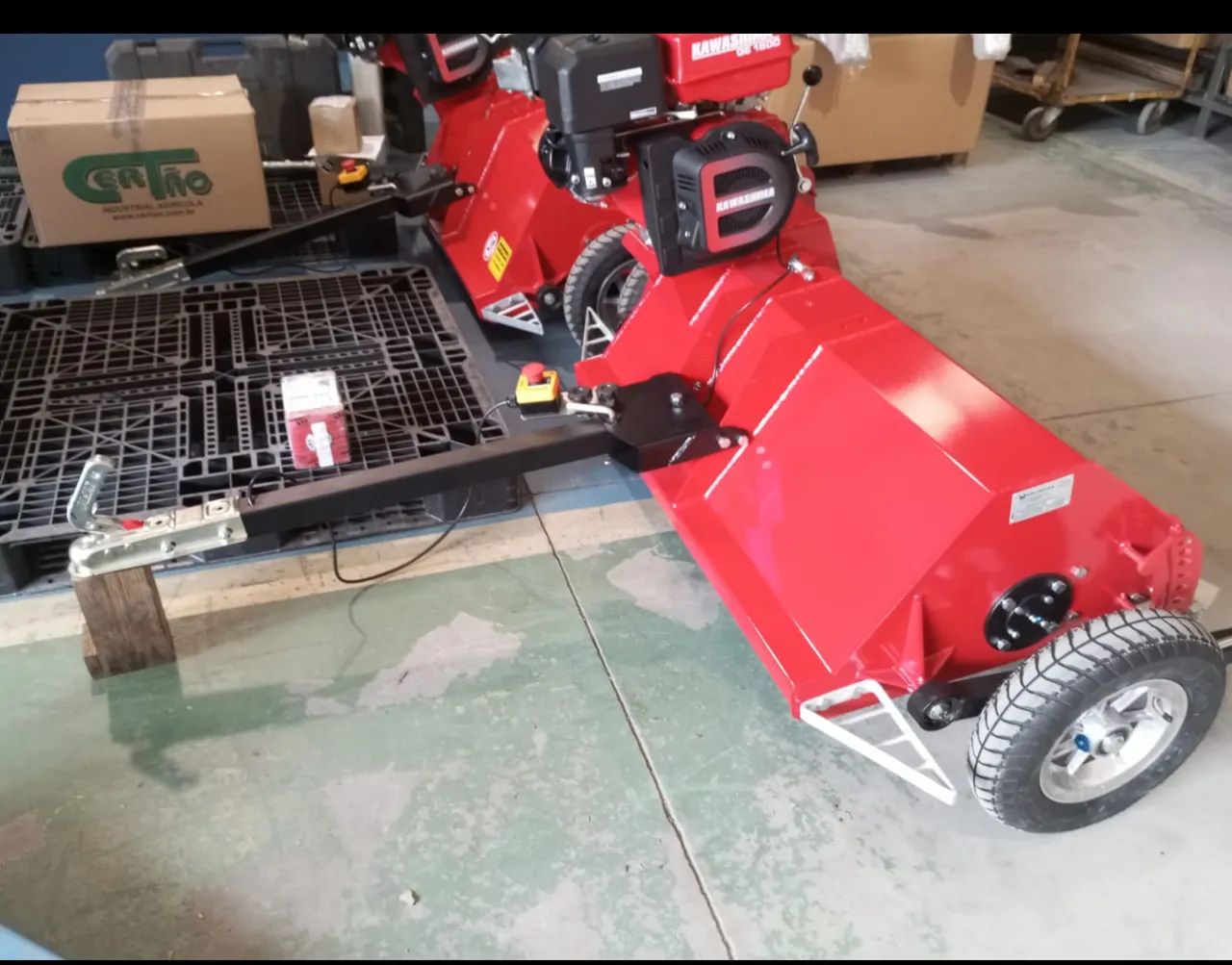 Cortador de Grama Rebocável com Motor Kawasaki 