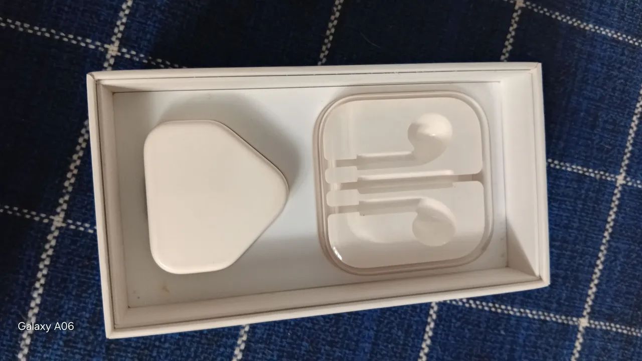 Iphone 5s com defeito com caixa e ums acessórios  - Foto 4