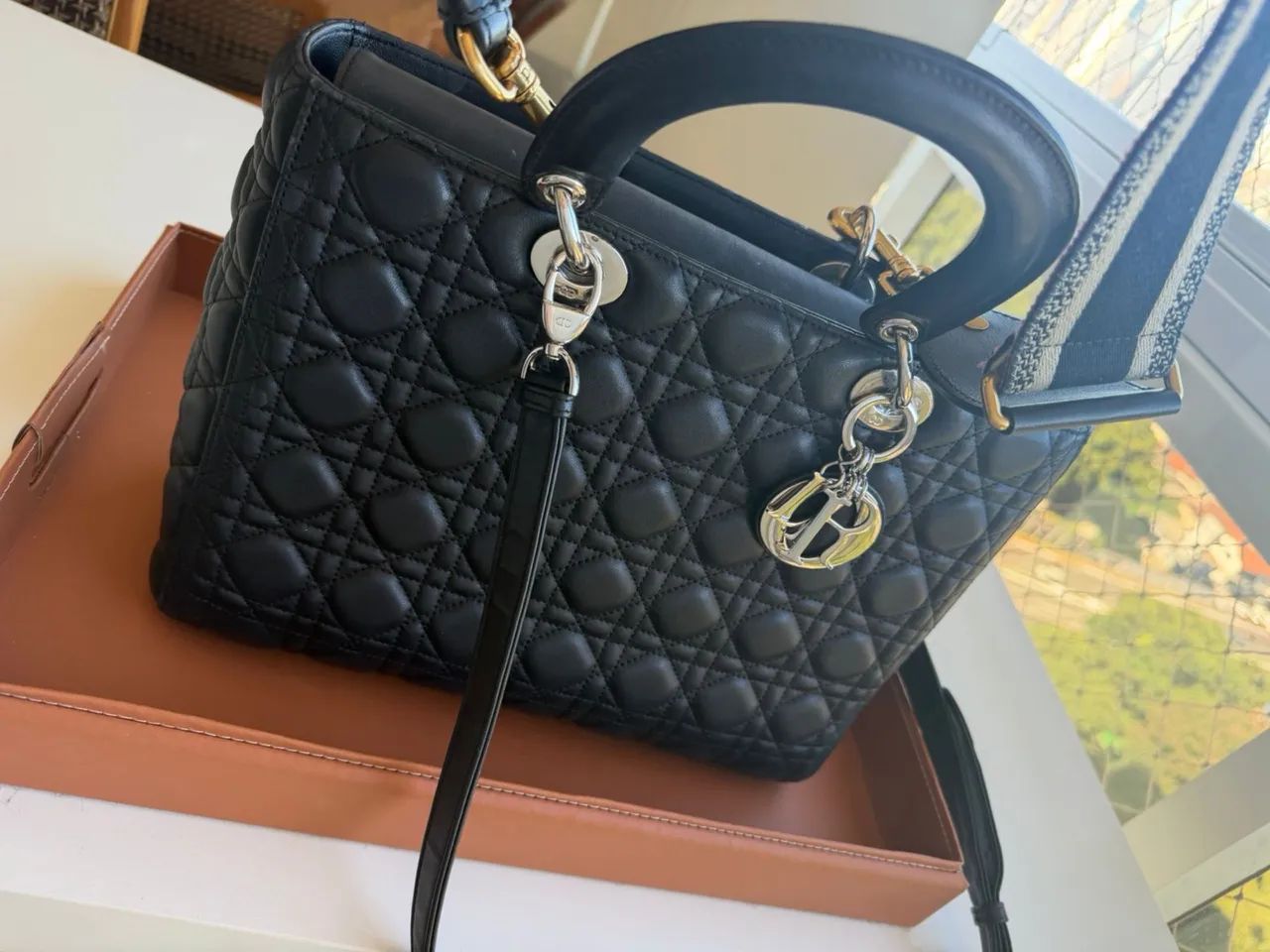 Bolsa Inspiração Lady  Dior! preta com 3 alças! Novinha com plástico nas ferragens ! - Foto 2