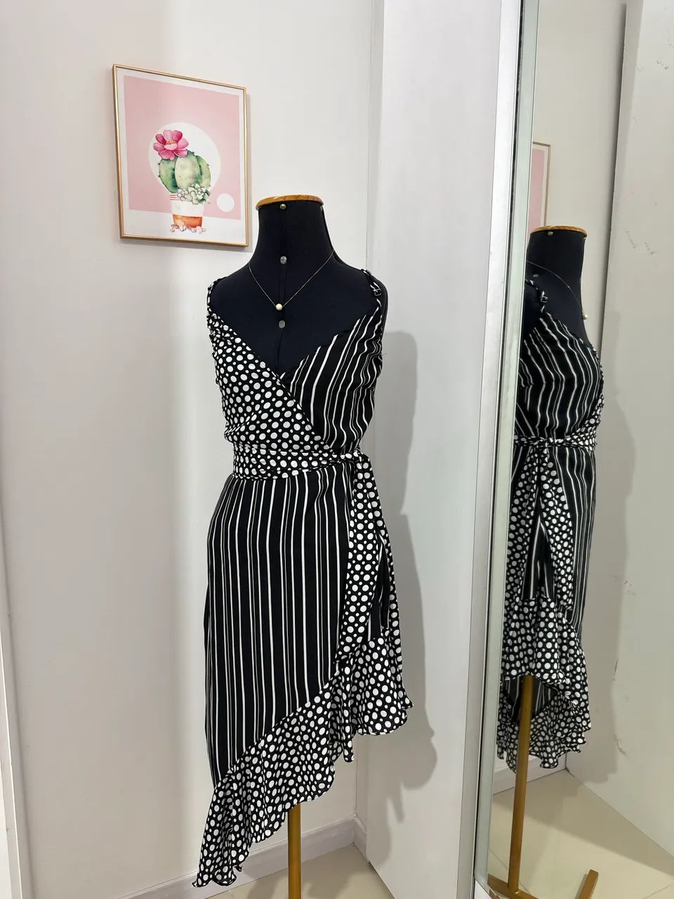 Vestido preto e branco estampa listra e poa