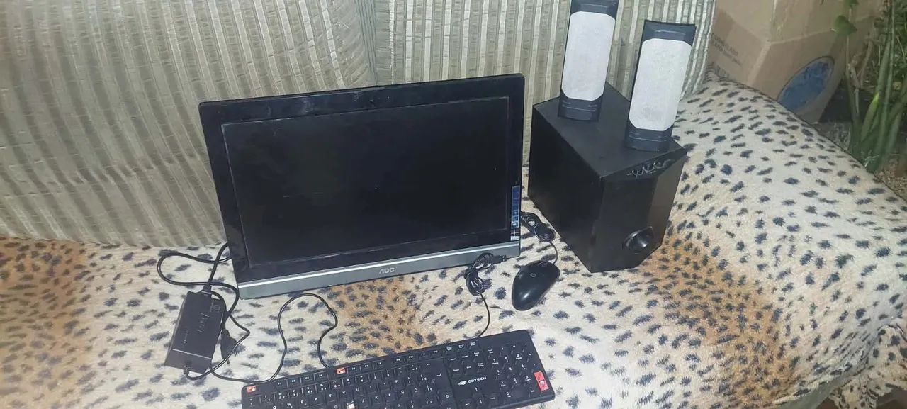 PC com monitor e acessórios 