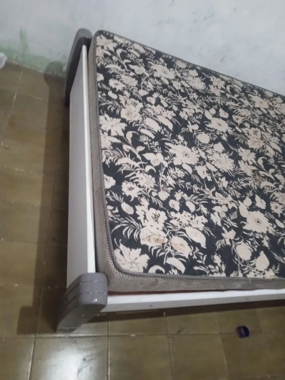Vendo cama de casal com colchão bem conservado  - Foto 3