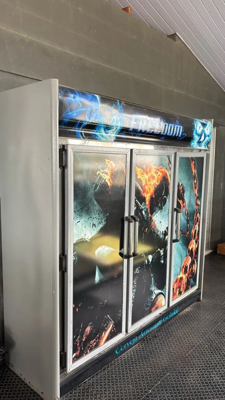 Expositor vertical Polar 3 portas 1340 L 220V ? MASP-210VD