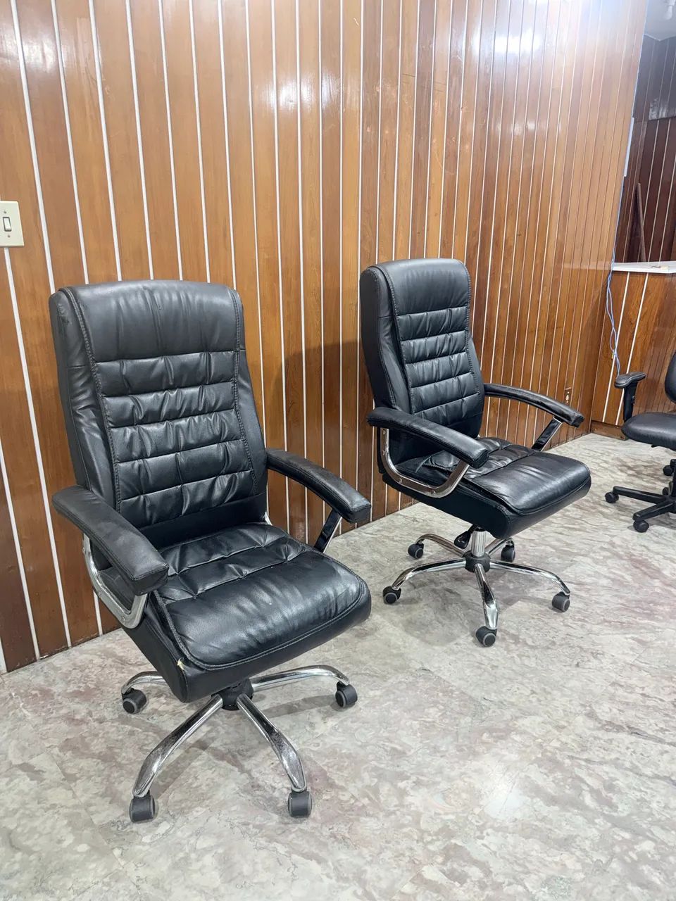 Cadeira Presidente Executiva Couro Sintético Base Cromada - Semi Nova  - Foto 2