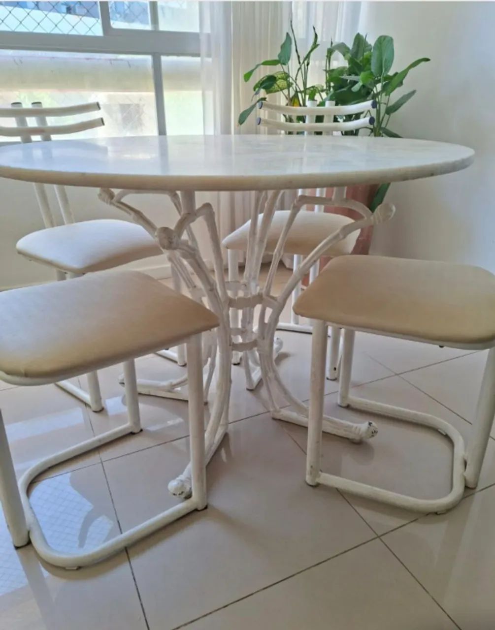 Mesa com 5 cadeiras mármore  - Foto 2