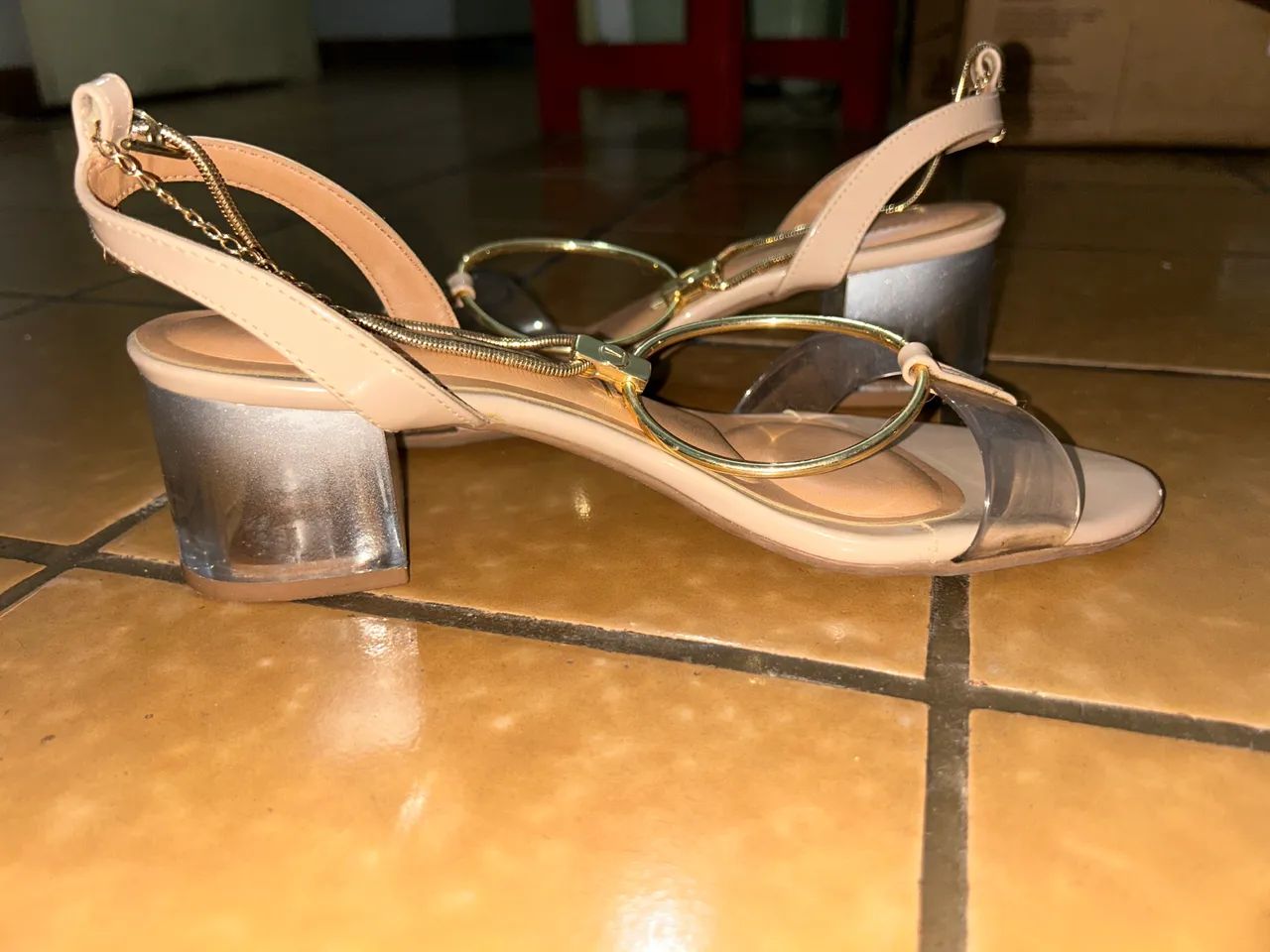 Sandália salto bege com dourado |vizzano|  - Foto 4