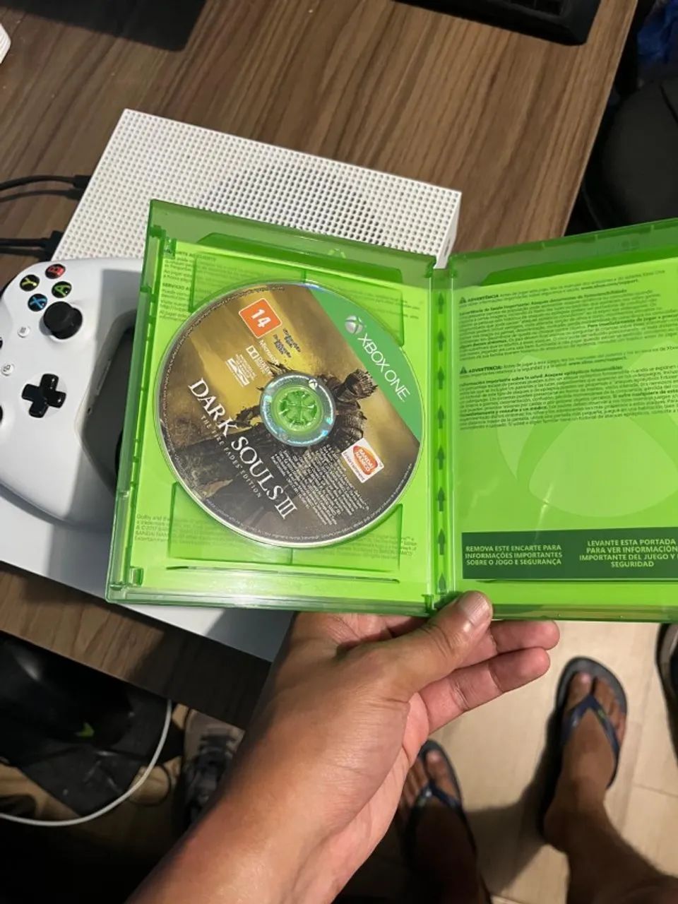 XBOX ONE S 1TB - 2 CONTROLES E 1 JOGO - Foto 5