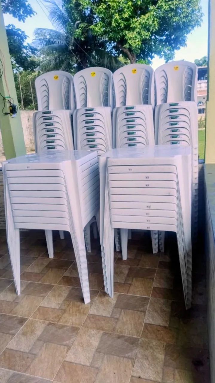 Jogo de mesa e cadeiras 