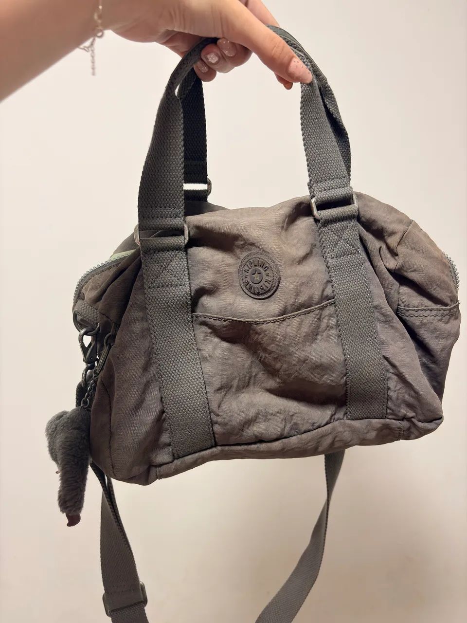 bolsa kipling cinza um pouco suja  - Foto 3