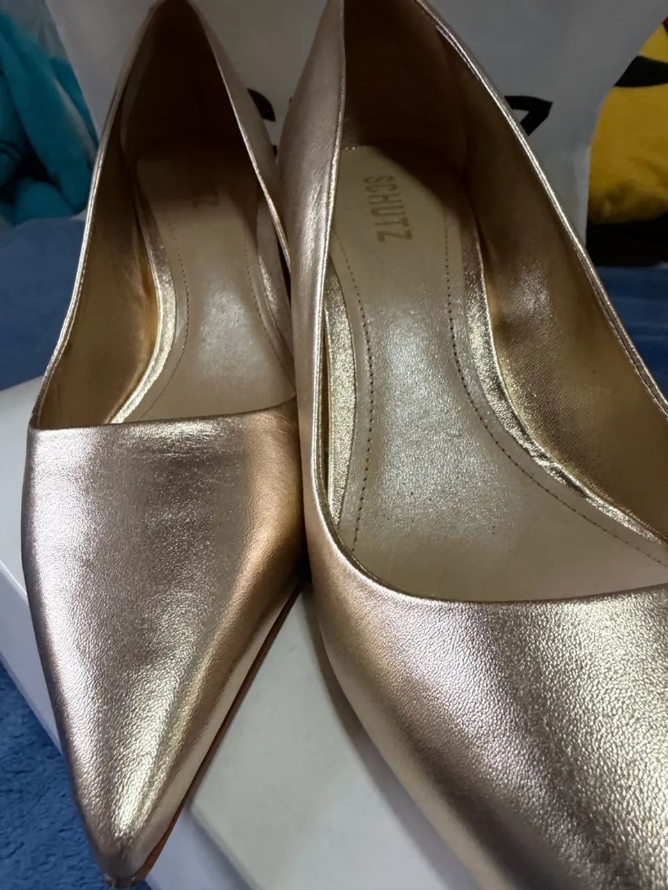 Scarpin Schütz 39 dourado  - Foto 4