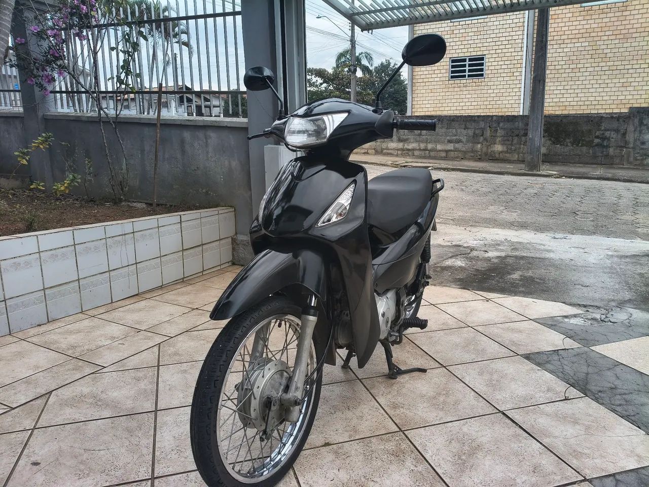 Biz com partida elétrica 