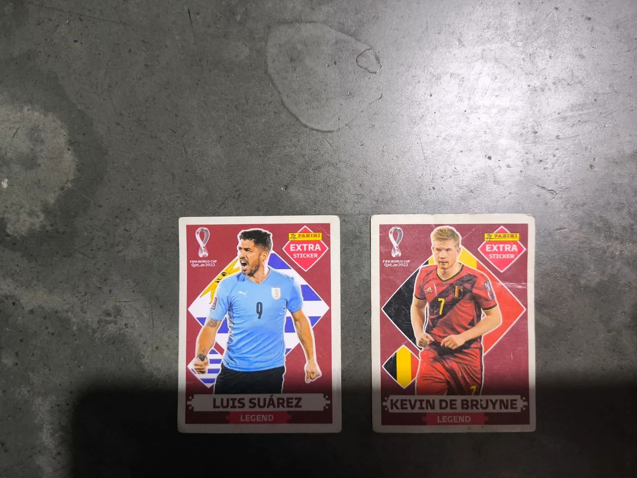2 Figurinhas Extra Legend Vermelhas Qatar 2022 - De Bruyne e Suárez