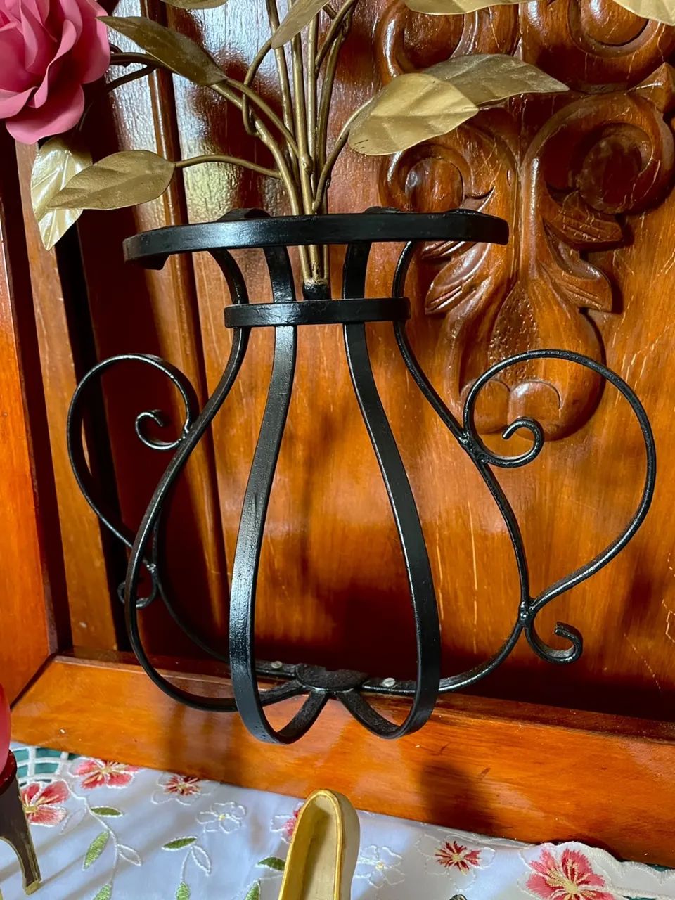 QUADRO RÚSTICO COM FLORES E VASO DE FERRO ESTILO FRANCÊS  - Foto 2