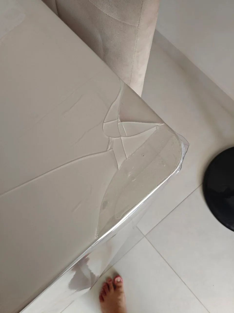 Mesa tampo em vidro com quatro cadeiras em madeira  - Foto 4
