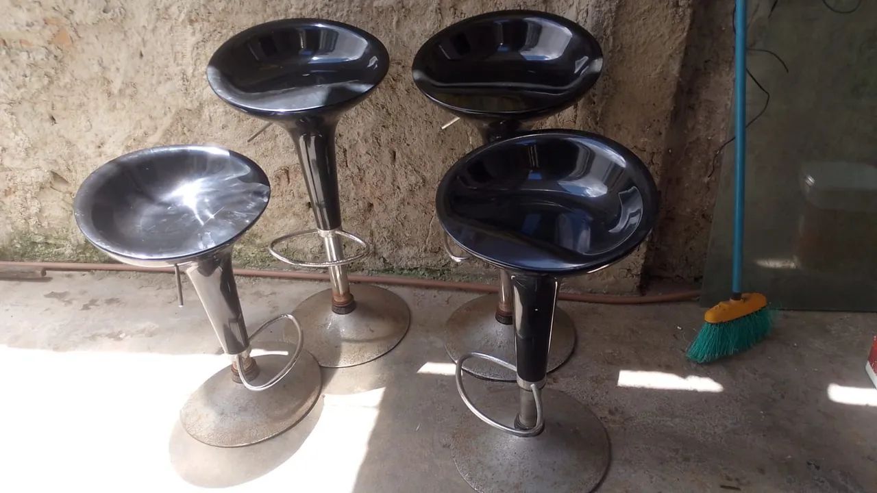 Vendo 4 banquetas em perfeito estado 