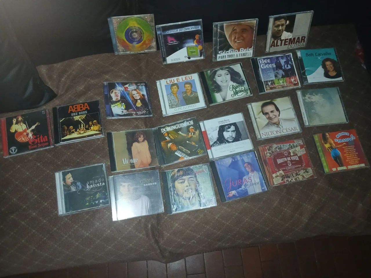 Vende se CDs de variado gêneros musicais
