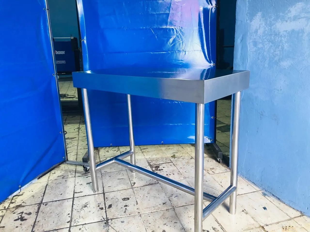 Mesa de inox.  500 de largura, 1000 de comprimento, 950 de altura. - Foto 4