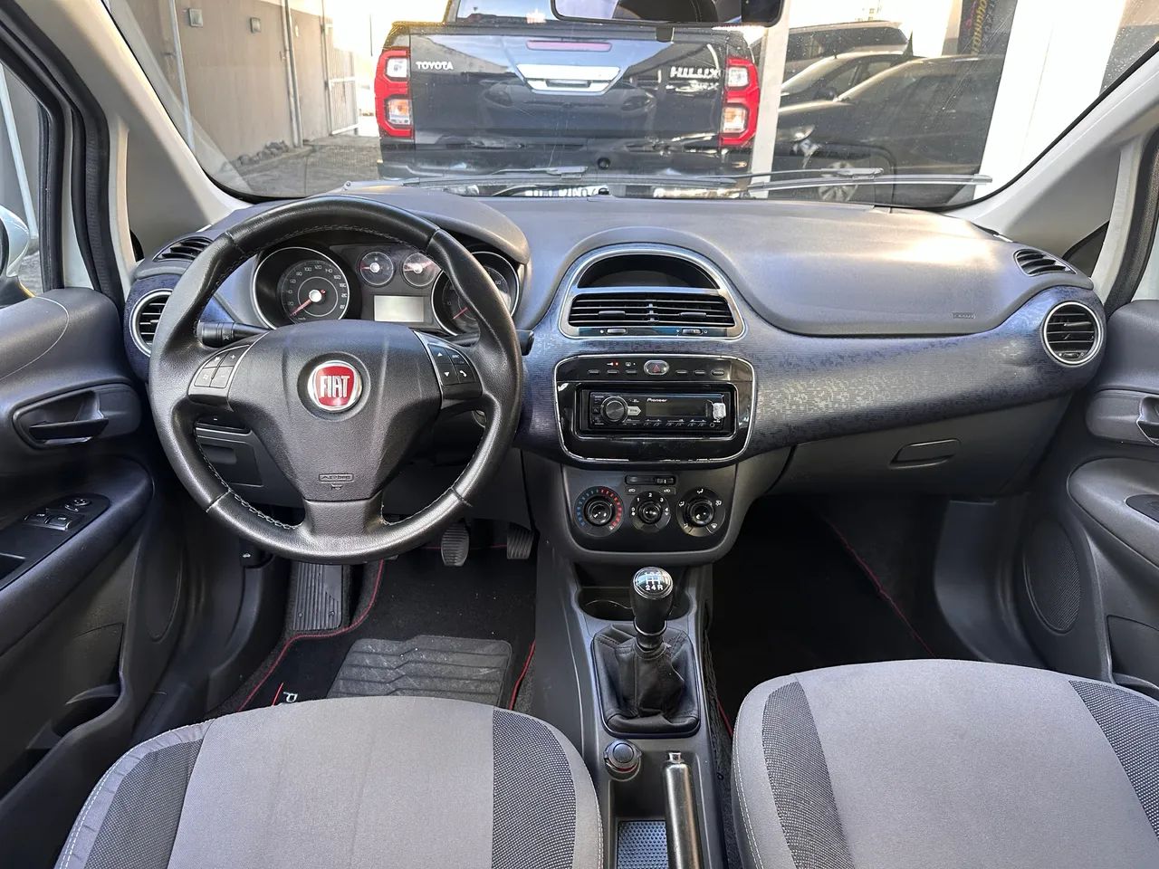 Fiat Punto Attractive 1.4 Fire Flex 8V 5P 2013 - Foto 2