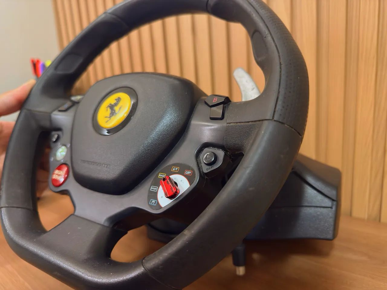 Volante Ferrari 458 Thrustmaster Xbox 360 com Pedais + Controle Grátis - Foto 5