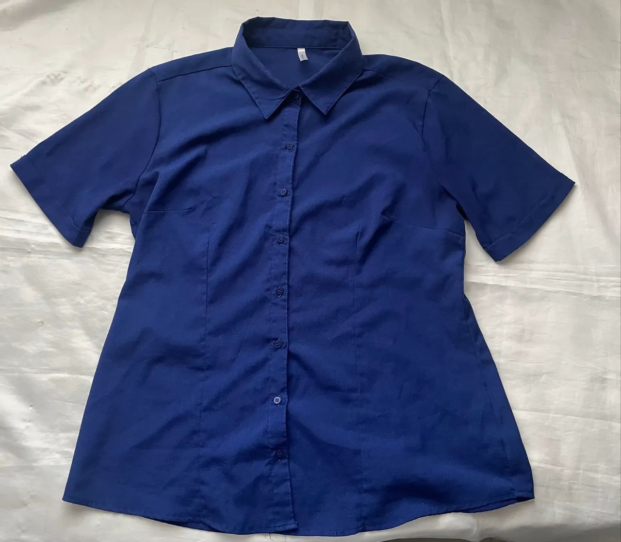 camisa azul de botão