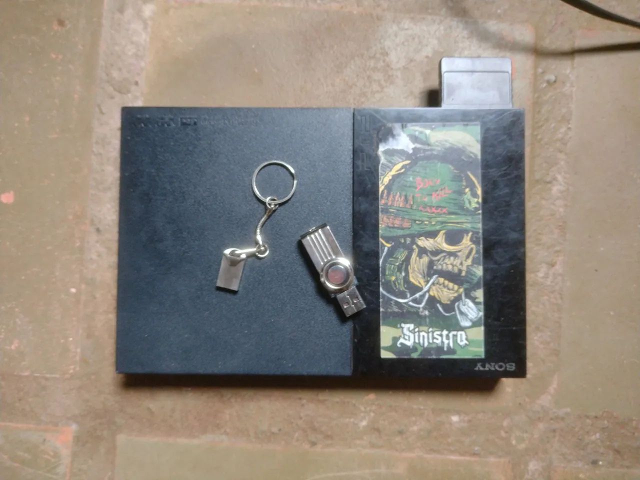 PS2 só está com um chiado no som mas vai 2 pendrives com pelo menos 10 jogos 