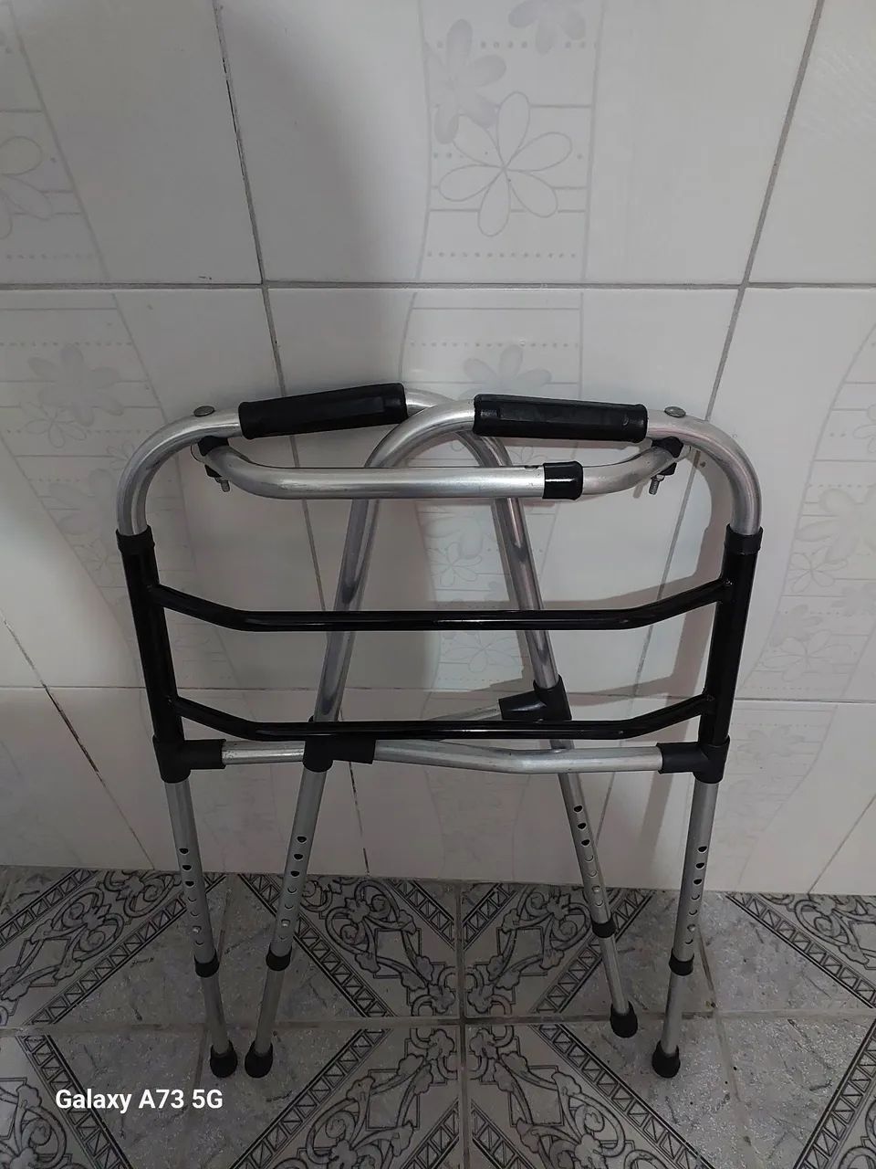 Andador  Inox  , 130kg  Com  Ajuste  De Altura  !