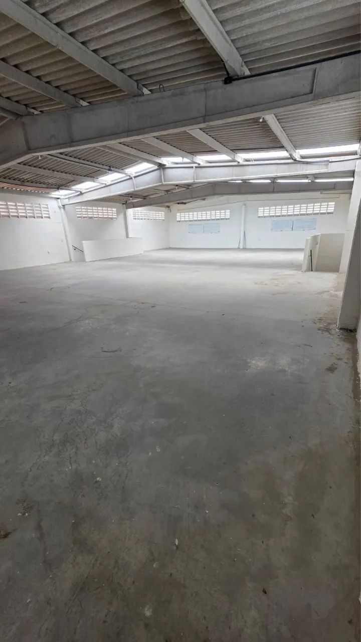 Aluga-se prédio comercial - 1º andar 