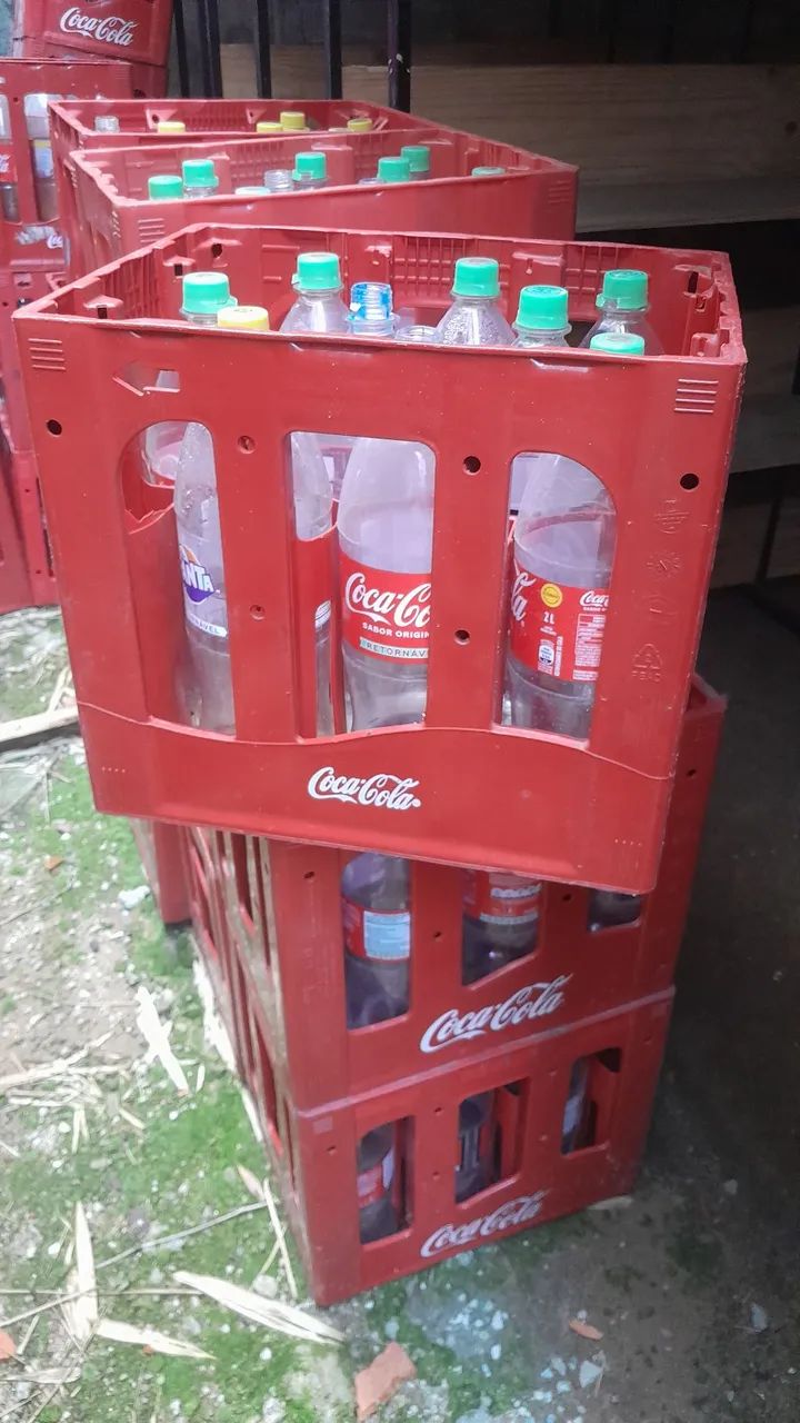 Vasilhames de coca-cola 2 litros vazio com a caixa!