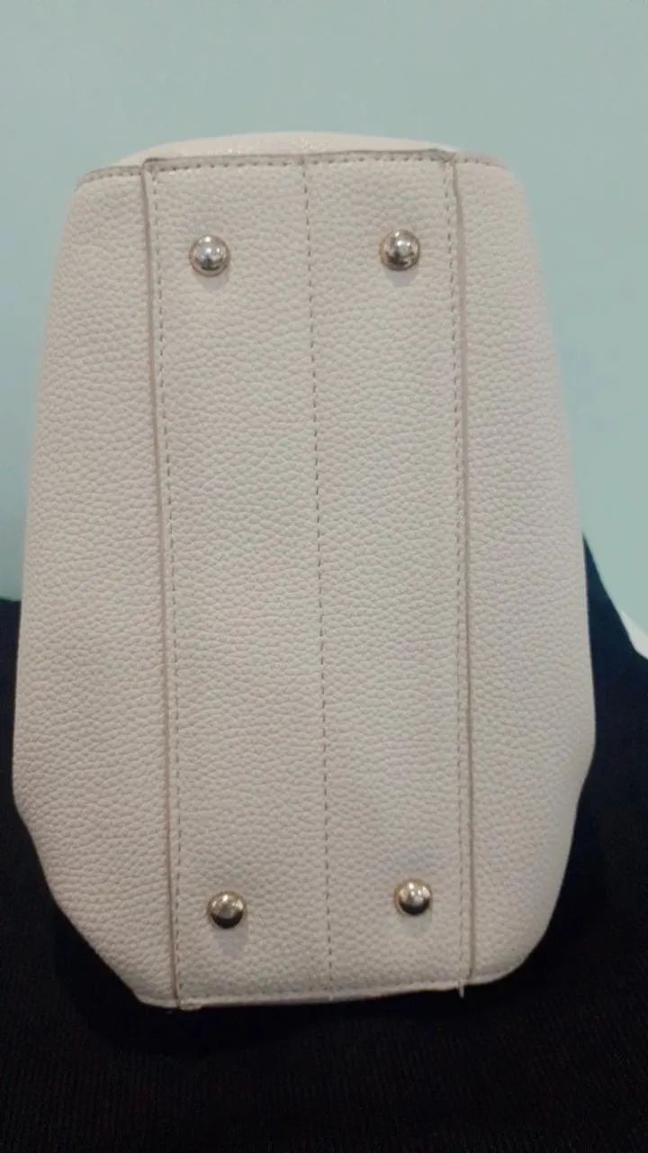 ? Bolsa Média Off White com Fecho de Imã + Pompom - Foto 2
