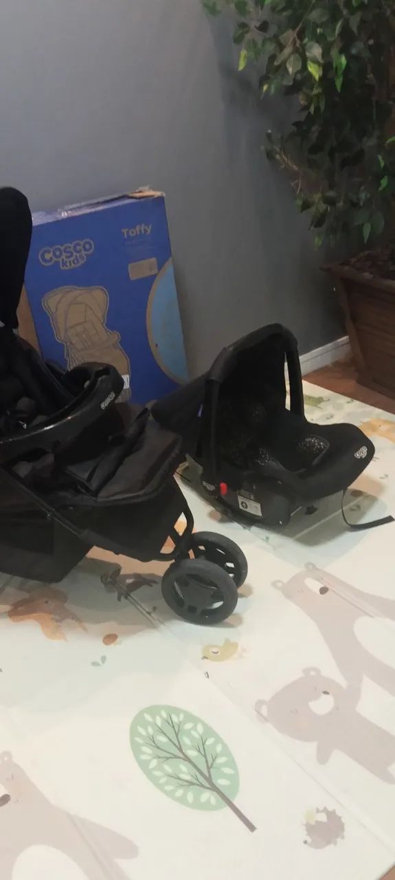Carrinho de bebê com bebê Conforto. - Foto 2