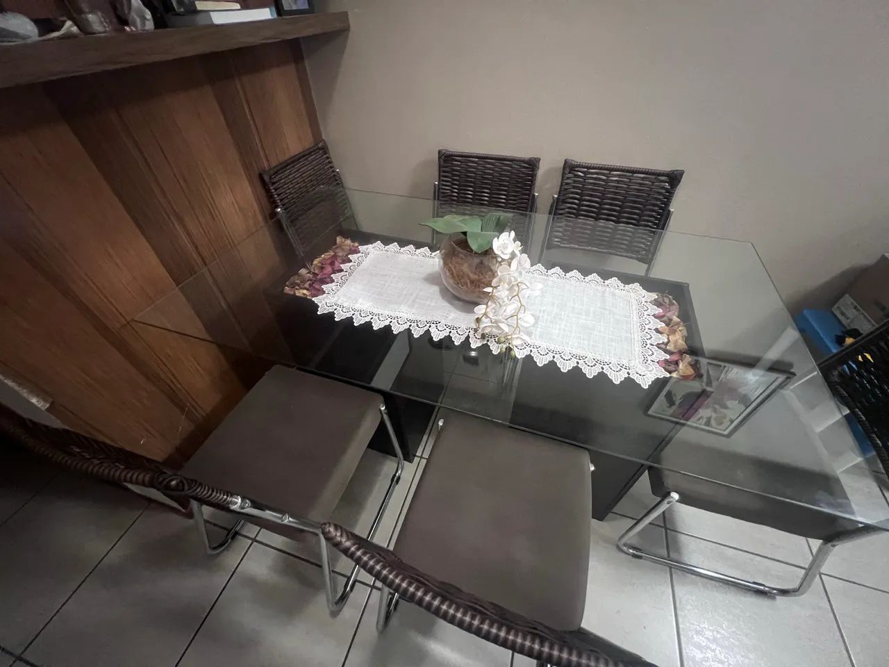 Mesa de jantar 6 lugares 1,6m X 0,9m  - Quase nova - Foto 4
