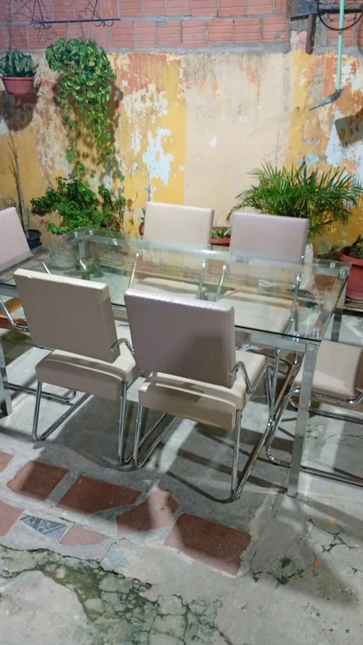 Mesa de jantar de vidro apenas duas poltronas desgastada o resto tudo novo.. - Foto 2
