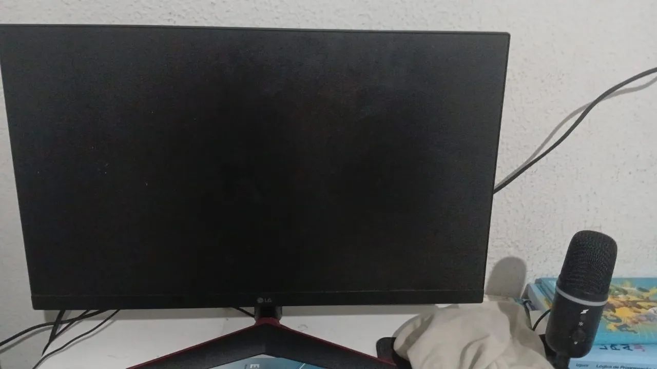 Monitor LG 144 1ms 24 apenas com a tela quebrada.