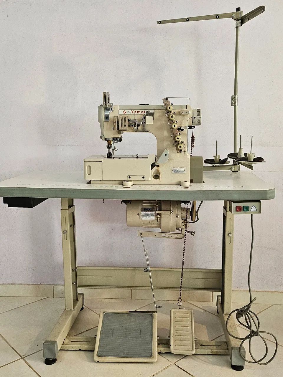 Maquina de costura galoneira pouquíssimo usada  - Foto 2