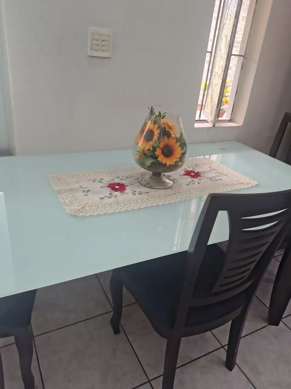 Mesa com tampo de vidro e pés de madeira com 06 cadeiras 06 lugares - Foto 3