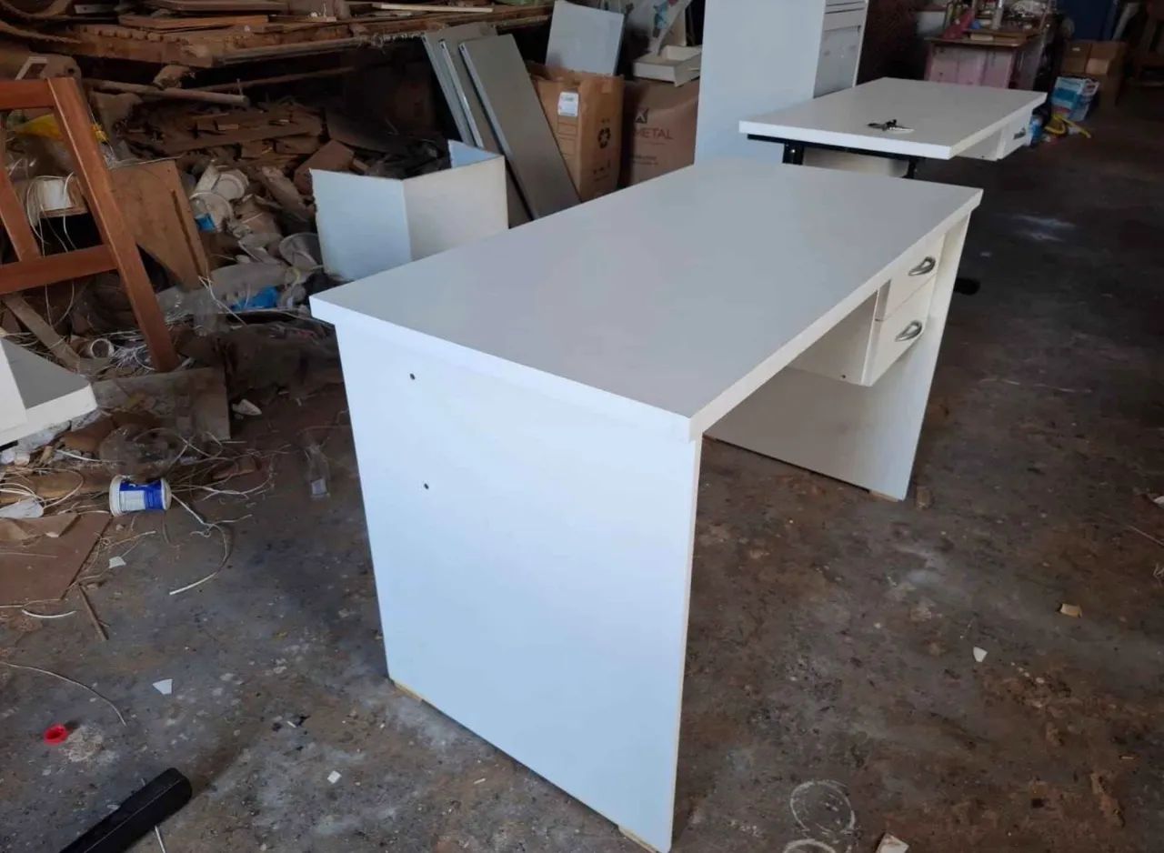 Mesa de Escritório em MDF com tampo grosso e 2 Gavetas - Nova - Foto 2
