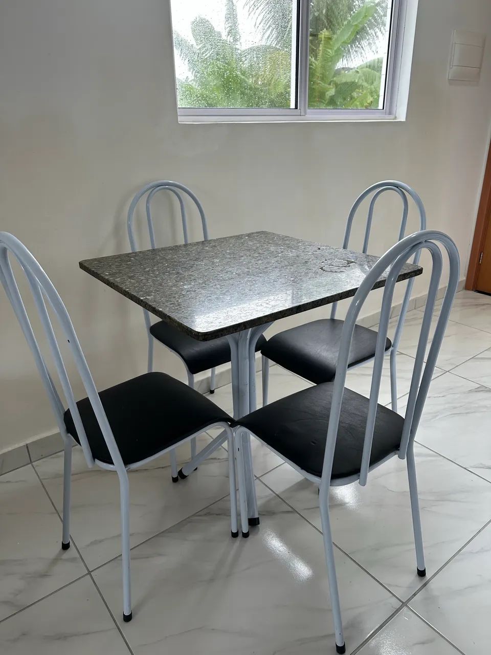 Mesa com de mármore com quatro cadeiras  - Foto 2
