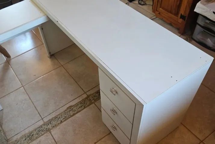 Mesa para escritório Escrivaninha com gaveteiro - Foto 2
