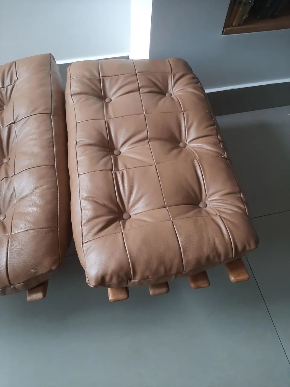 poltrona e puff de couro legítimo  - Foto 3